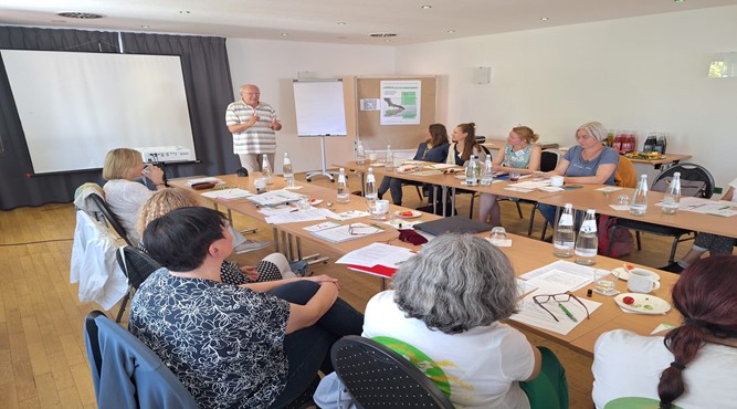 Foto von Brigitte beim Vortrag zur Gesundheitspraktischen Kommunikation